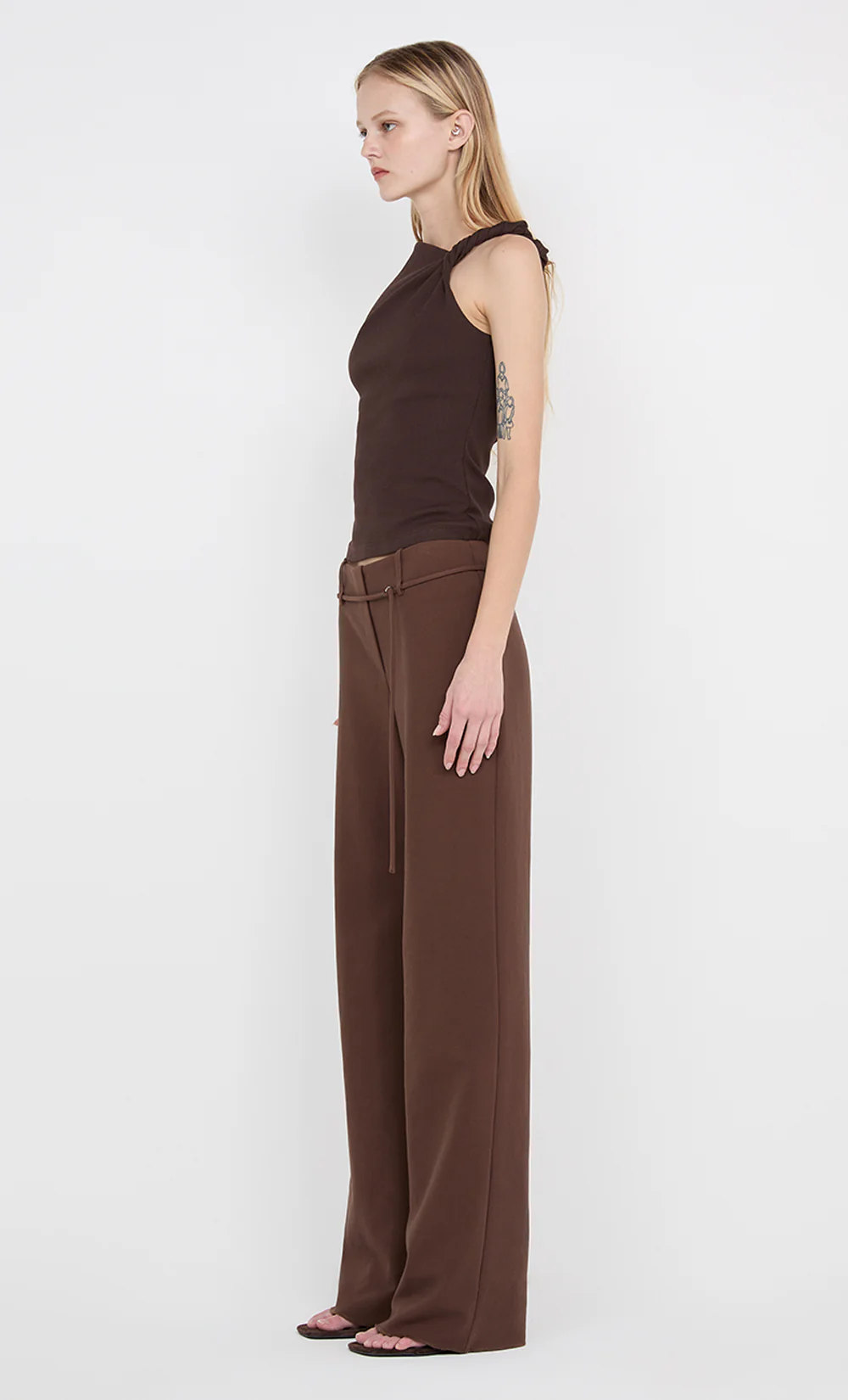 JUDE BELTED PANT  - CHOC - Image 4